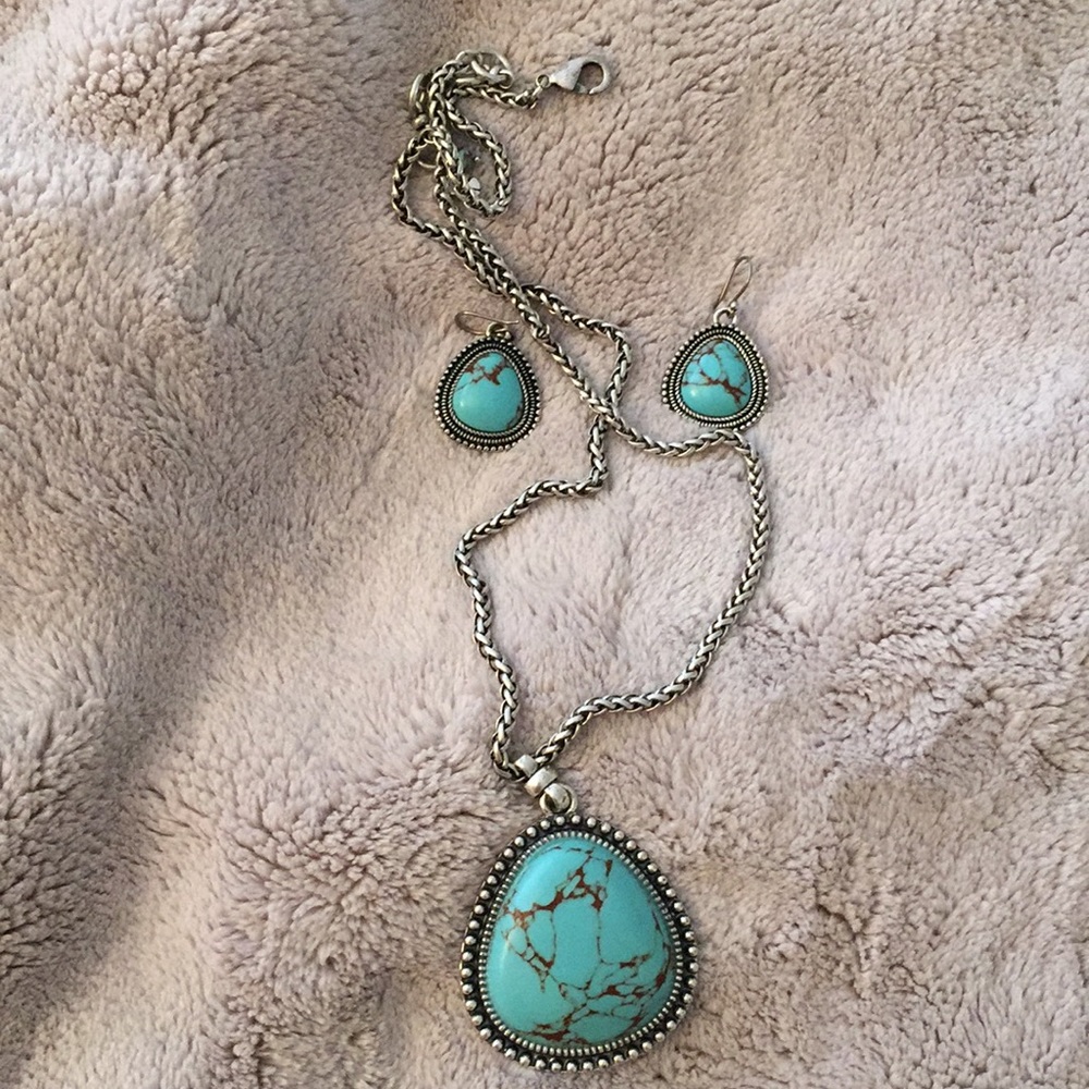 Brand new sliver chain and blue stone Necklace and earrings a unique set
